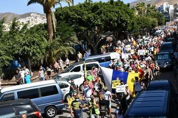 Manifestantes exigen una solución para los inmigrantes del muelle Arguineguín/TA.